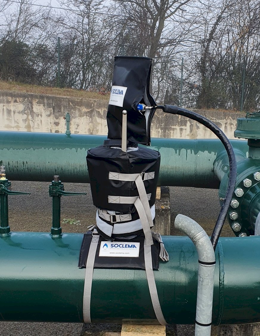 Thermal insulated jackets installed on sampling probe